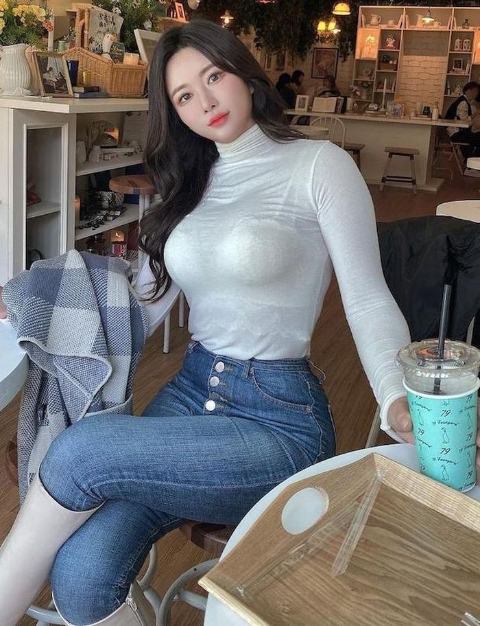 Cô gái Hàn Quốc mặc đồ ôm sát khoe vòng hông điểm 10 hiếm có - 3