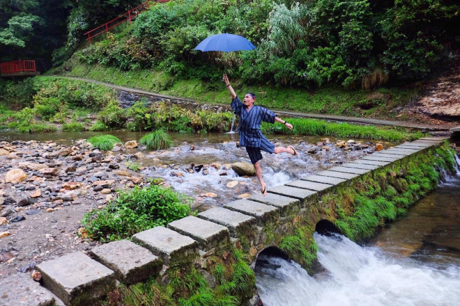 Suối nước nóng Ginzan Onsen đẹp mê hoặc trong ngày mưa - 9