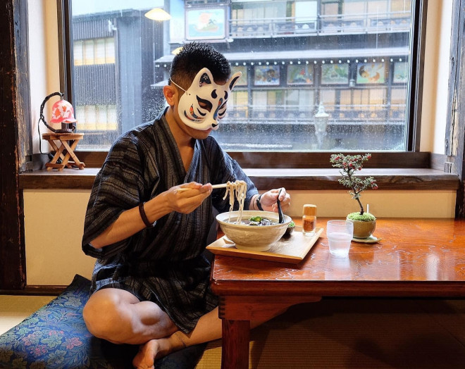 Suối nước nóng Ginzan Onsen đẹp mê hoặc trong ngày mưa - 11