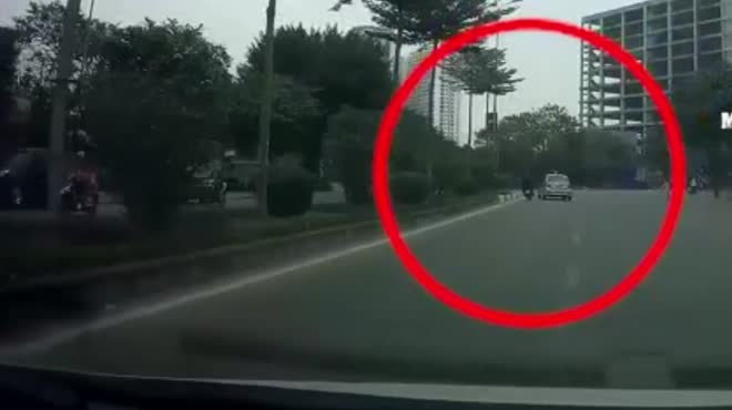 Clip: Phóng nhanh, vượt ẩu va trúng ô tô, 2 người đi xe máy ngã văng chục mét - 1