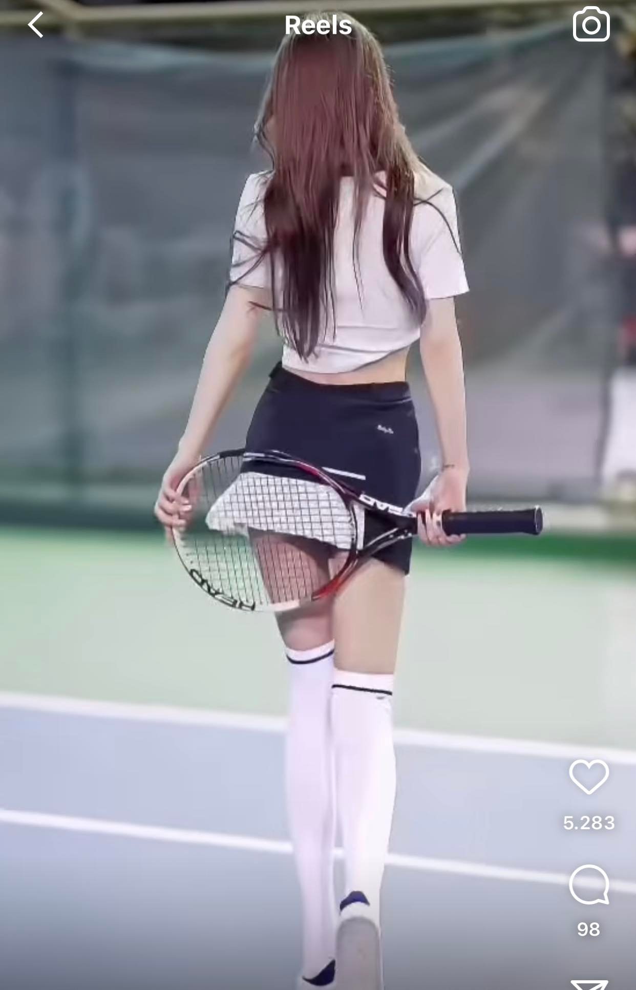 Cô nàng diện chân váy mini chơi tennis, để lộ đôi chân dài ấn tượng - 1