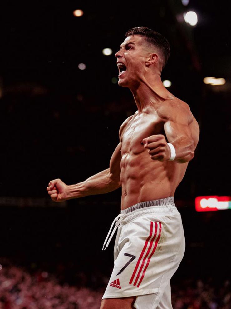 Cựu Sao Real Madrid 47 Tuổi Khoe Cơ Bắp Cực Đẹp, Tự Tin Ăn Đứt Ronaldo