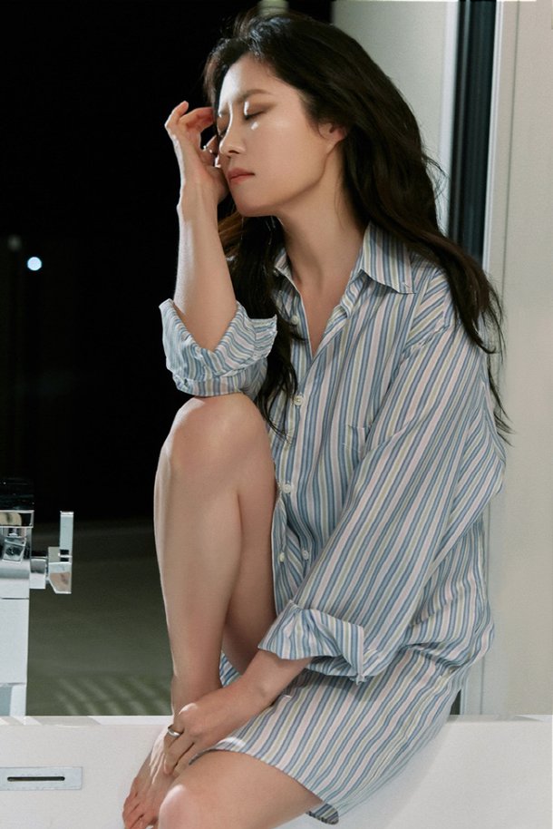 Người đẹp suýt bung cúc áo, gợi tình vượt mặt Song Hye Kyo - 15
