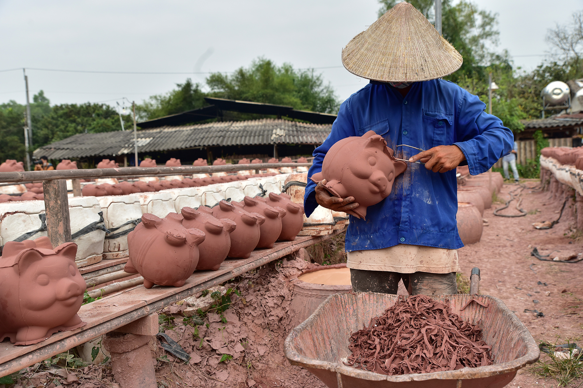 Thủ phủ heo “giữ của” tất bật làm hổ vàng ngậm ngọc đón Tết - 2