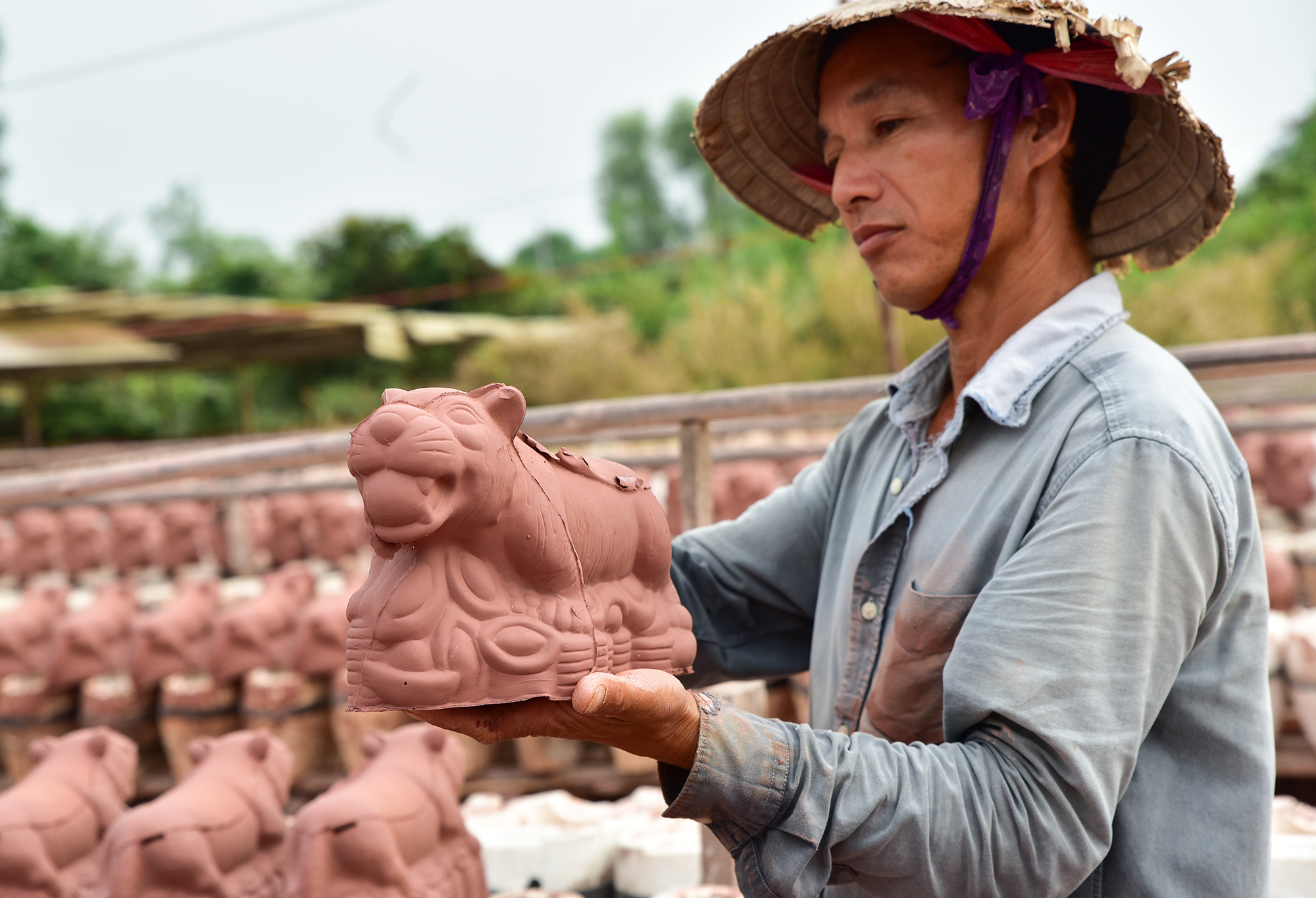 Thủ phủ heo “giữ của” tất bật làm hổ vàng ngậm ngọc đón Tết - 6