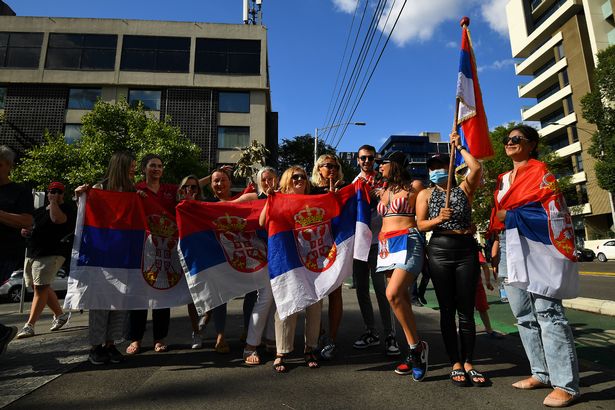 Trực tiếp Djokovic bị quản thúc ở Australia đến 10/1, fan biểu tình đòi công bằng - 1