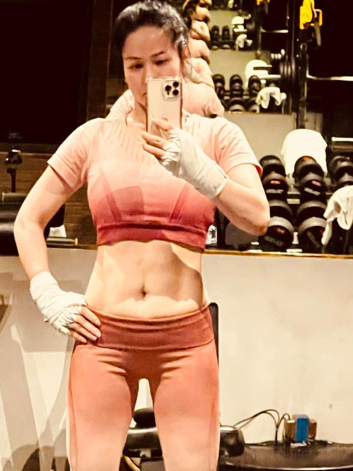 "Cô hầu gái" Nhật Kim Anh khoe điểm hấp dẫn nhất ở vòng eo, nhìn "đã con mắt" - 4