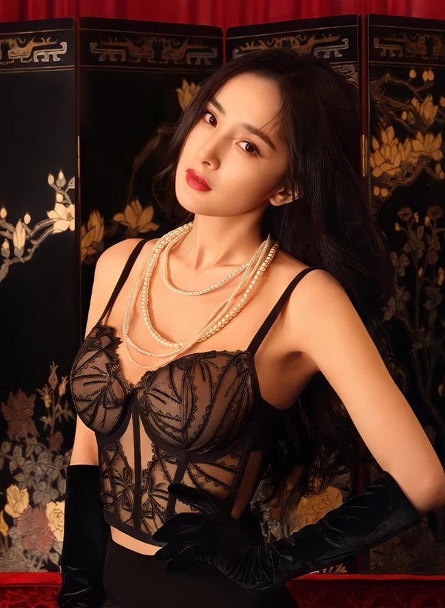 Từ năm 2020 tới nay, Dương Mịch đã trở thành thương hiệu đại sứ khu vực châu Á của hãng nội y nổi tiếng Victoria’s Secret. Trong bộ ảnh quảng cáo đầu năm mới 2022, tiểu Hoa đán 8X tự tin diện nội y khoe trọn vẻ đẹp gợi cảm ở tuổi 35.
