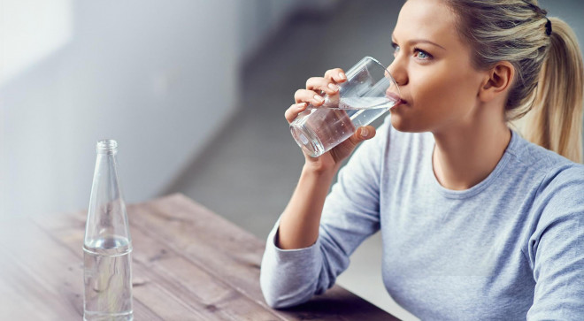 Buồn nôn, đau đầu và những cảnh báo bất ngờ từ việc uống nước, 4 sai lầm thường gặp cần tránh ngay - 1