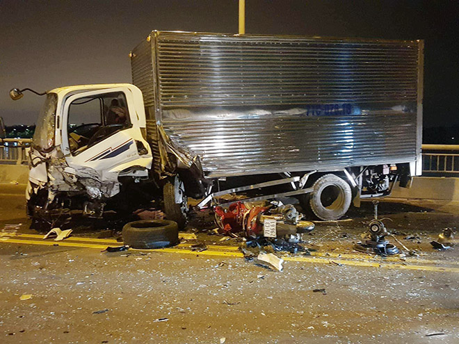 Sau va chạm khủng khiếp trên cầu, ô tô và xe máy biến dạng, nhiều người bị thương - 2