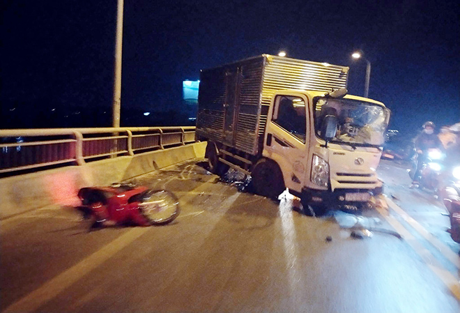 Sau va chạm khủng khiếp trên cầu, ô tô và xe máy biến dạng, nhiều người bị thương - 3