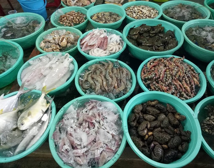Nhiều loại hải sản giảm giá quá nửa, ghẹ rẻ hơn cua đồng ngập chợ - 1