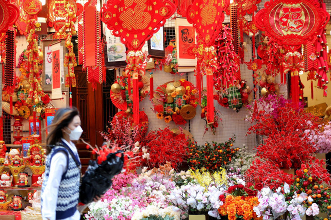 Phố Hàng Mã rực rỡ sắc đỏ, bắt đầu nhộn nhịp người mua sắm Tết - 2