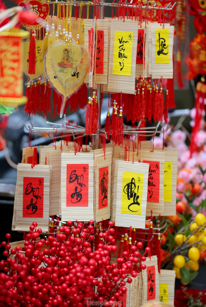 Phố Hàng Mã rực rỡ sắc đỏ, bắt đầu nhộn nhịp người mua sắm Tết - 3