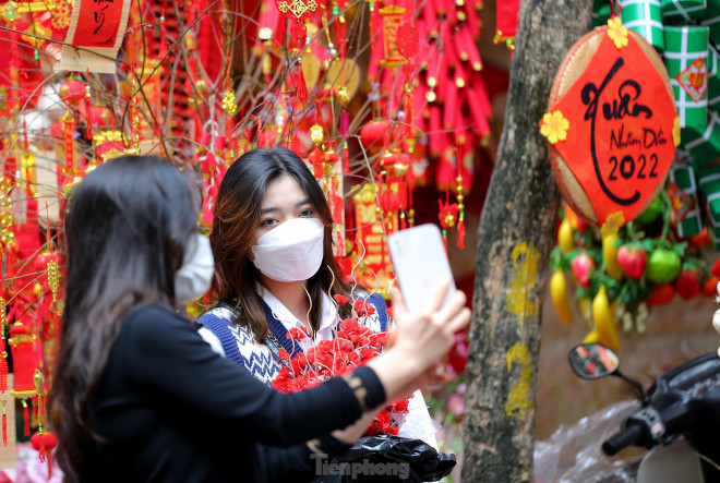 Phố Hàng Mã rực rỡ sắc đỏ, bắt đầu nhộn nhịp người mua sắm Tết - 7