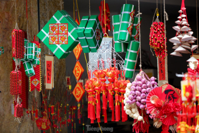 Phố Hàng Mã rực rỡ sắc đỏ, bắt đầu nhộn nhịp người mua sắm Tết - 6