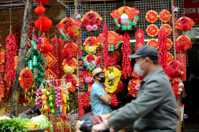 Phố Hàng Mã rực rỡ sắc đỏ, bắt đầu nhộn nhịp người mua sắm Tết - 4