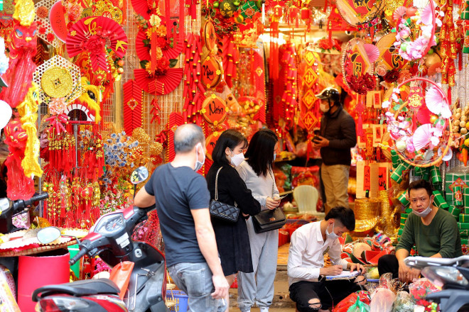 Phố Hàng Mã rực rỡ sắc đỏ, bắt đầu nhộn nhịp người mua sắm Tết - 5