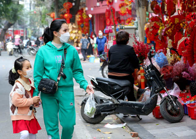 Phố Hàng Mã rực rỡ sắc đỏ, bắt đầu nhộn nhịp người mua sắm Tết - 9