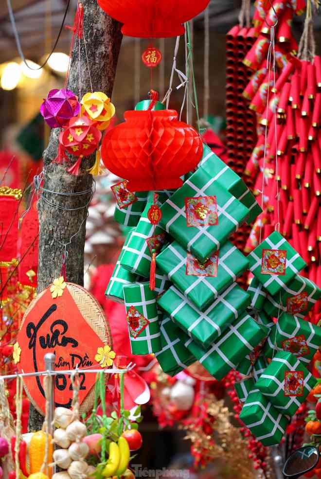 Phố Hàng Mã rực rỡ sắc đỏ, bắt đầu nhộn nhịp người mua sắm Tết - 8