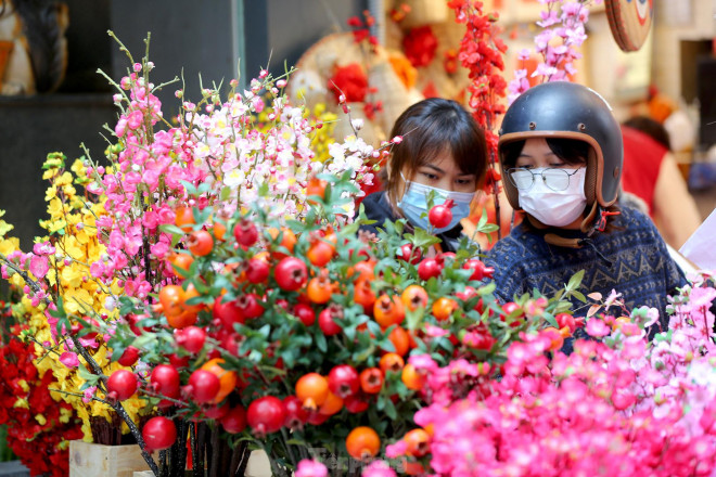 Phố Hàng Mã rực rỡ sắc đỏ, bắt đầu nhộn nhịp người mua sắm Tết - 11