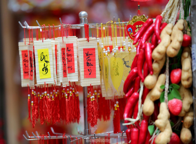 Phố Hàng Mã rực rỡ sắc đỏ, bắt đầu nhộn nhịp người mua sắm Tết - 10