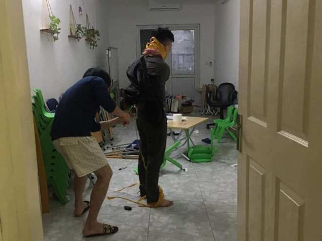 Nghi vấn 3 kẻ lạ mặt xông vào căn hộ chung cư ở Hà Nội xịt hơi hay, trói chủ nhà cướp điện thoại - 1