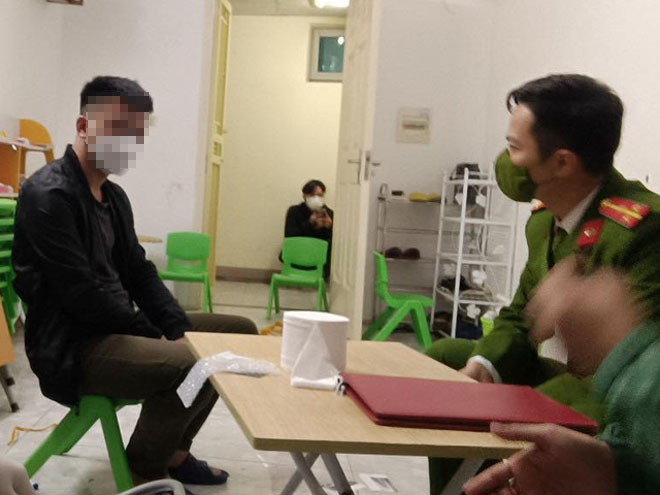 Nghi vấn 3 kẻ lạ mặt xông vào căn hộ chung cư ở Hà Nội xịt hơi hay, trói chủ nhà cướp điện thoại - 2