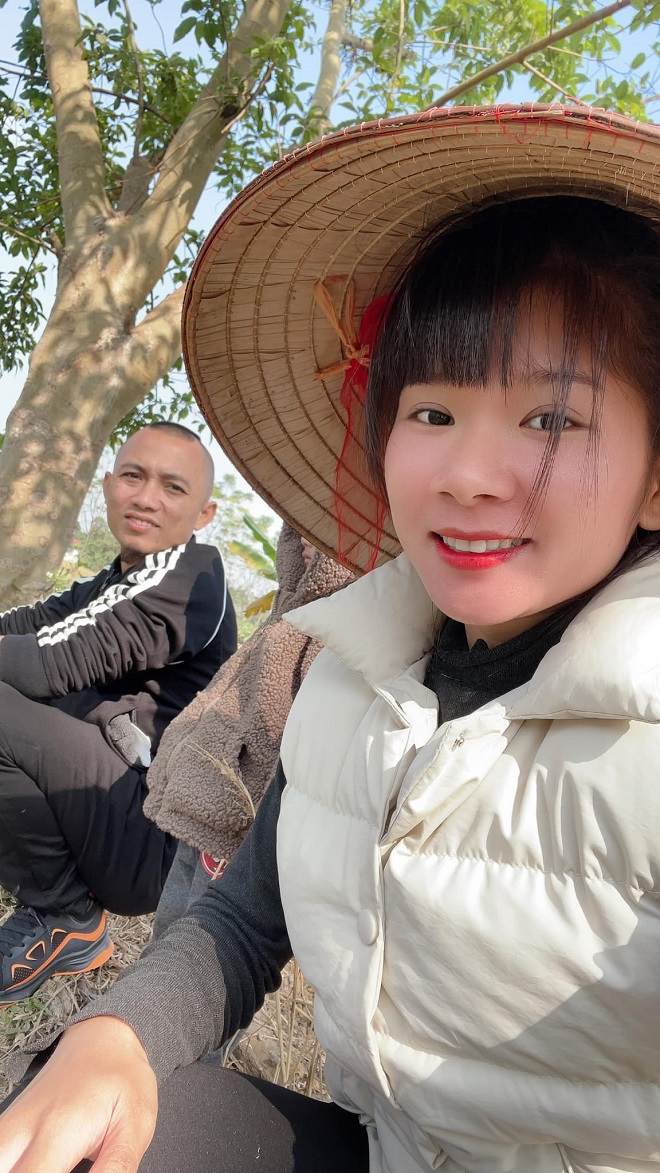Nhan sắc dàn bóng hồng đứng sau YouTuber kiếm tiền tỷ, xây biệt thự to nhất làng - 1