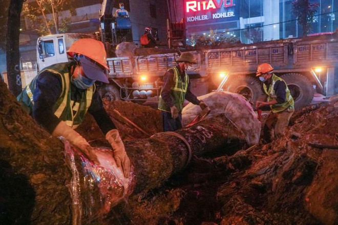 Hà Nội: Xuyên đêm di chuyển cây xanh trên đường Hoàng Quốc Việt dưới trời mưa - 5