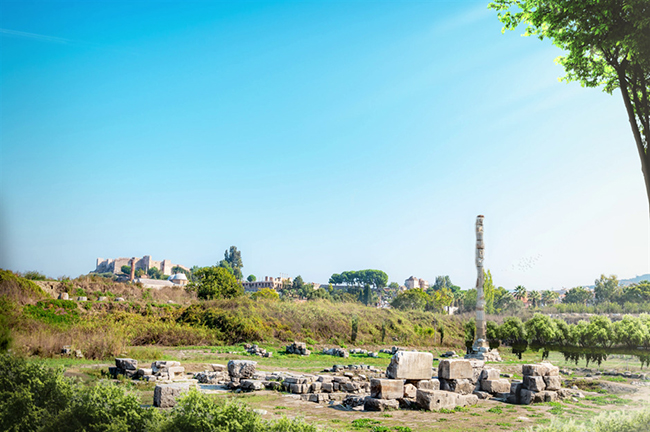 Đền Artemis ở Ephesus, Thổ Nhĩ Kỳ: Được tác giả người La Mã Pliny the Elder mô tả là “Tượng đài tuyệt vời nhất về sự tráng lệ của người Grecian”, ngôi đền này được xây dựng vào thế kỷ thứ 6 trước Công nguyên, trên bờ biển phía tây của vùng ngày nay là Thổ Nhĩ Kỳ và dành riêng cho Artemis, nữ thần săn bắn và thiên nhiên của Hy Lạp. 
