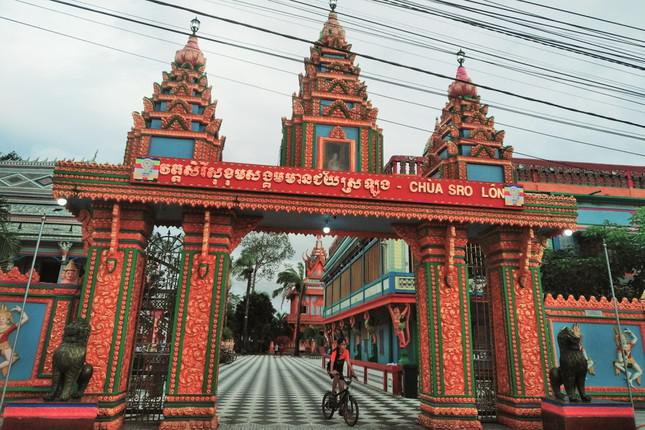Ngôi chùa độc đáo, làm bằng chén, bát vỡ ở Sóc Trăng - 2