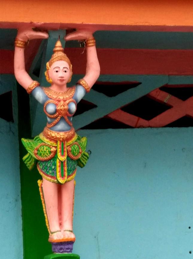 Ngôi chùa độc đáo, làm bằng chén, bát vỡ ở Sóc Trăng - 10