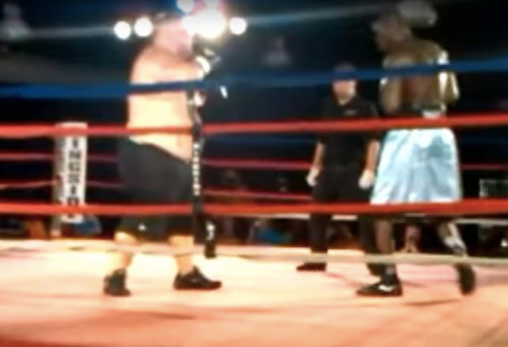 Võ sĩ Boxing nặng 2 tạ đấm &#34;Người đồng&#34; Wilder suýt bắn khỏi võ đài - 1