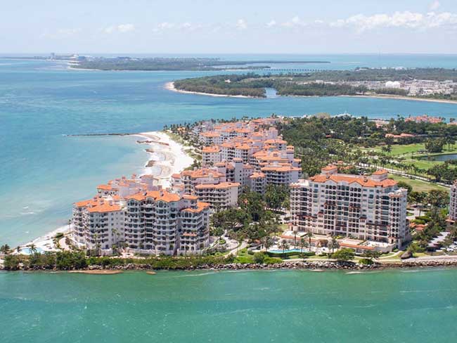 1. Đảo Fisher là một hòn đảo nhân tạo ngoài khơi bờ biển Miami, Mỹ. Theo thống kê của trang Bloomberg, thu nhập trung bình của cư dân trên đảo lên tới 2,2 triệu đô (50 tỷ đồng).
