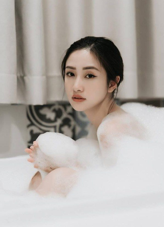 Sở hữu gương mặt đậm chất điện ảnh, Jun Vũ nhận được nhiều lời khen vì concept ảnh tắm gợi cảm trong chừng mực.

