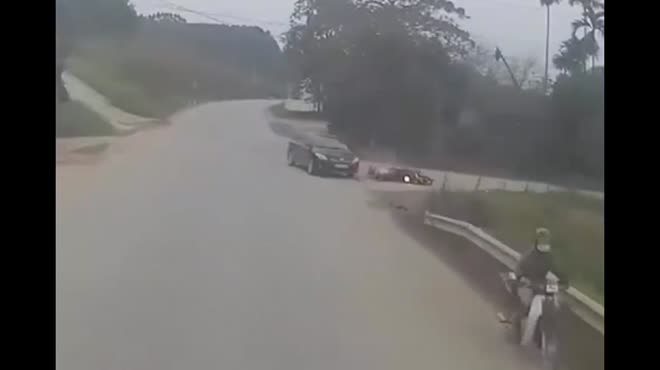 Clip: Vội vài giây vượt ô tô, tài xế xe máy gặp ngay tai họa - 1