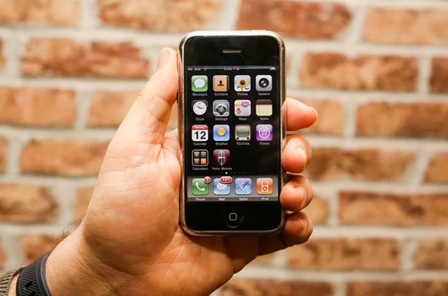 1. iPhone đầu tiên

Steve Jobs đã gọi chiếc iPhone đầu tiên của công ty mình là "một sản phẩm mang tính cách mạng và kỳ diệu, đi trước mọi điện thoại di động 5 năm."
