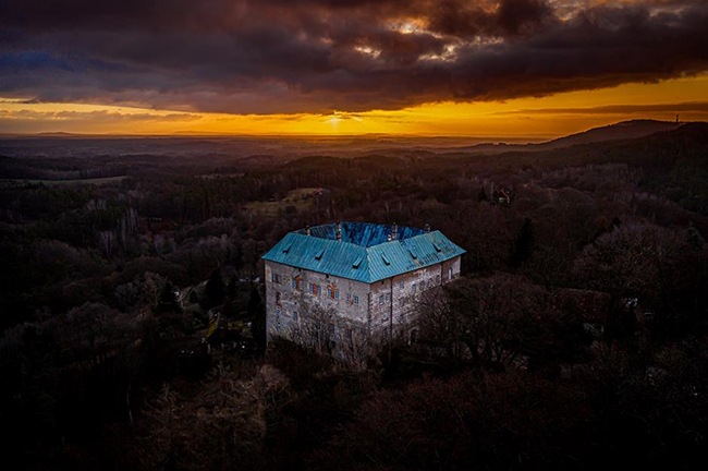 Lâu đài Houska, Blatce, Cộng hòa Séc: Lâu đài Houska nằm ở Blatce, Cộng hòa Séc và có từ thế kỷ 13 bị coi là một trong những nơi bị ma ám nhất trên thế giới bởi theo truyền thuyết địa phương, nó được xây dựng trên một cái hố sâu gọi là "cửa ngõ địa ngục". 
