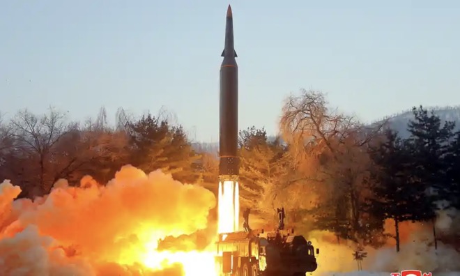 Triều Tiên phóng tên lửa tốc độ gấp 10 âm thanh, hàng loạt máy bay Mỹ ngừng cất cánh - 1