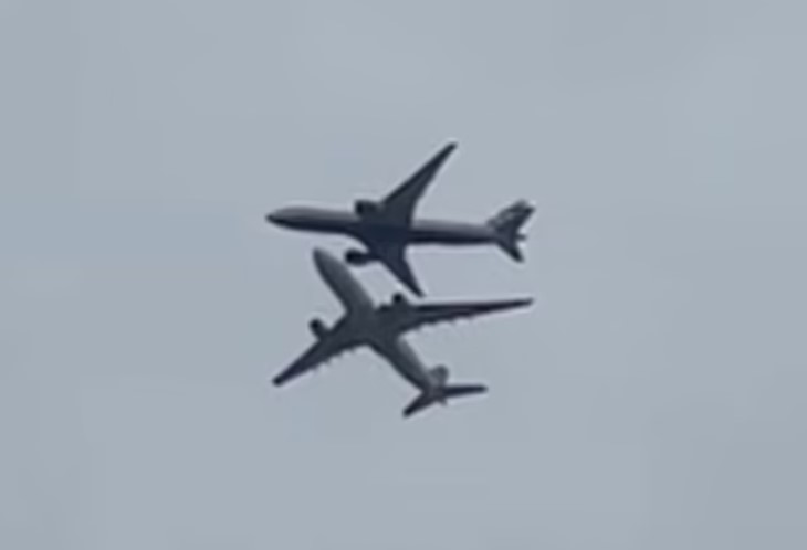 Video: 2 máy bay chở khách bay chồng chéo lên nhau, chỉ cách vài mét? - 1
