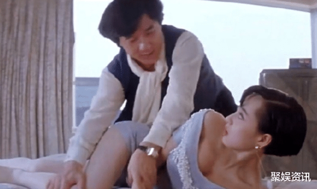 Ngày 14.1, tờ HK01 đăng tải lại loạt cảnh gợi cảm của Hoa hậu Lợi Trí - bà xã Lý Liên Kiệt đóng chung với Thành Long trong phim Song long hội/Twin Dragons (1992).
