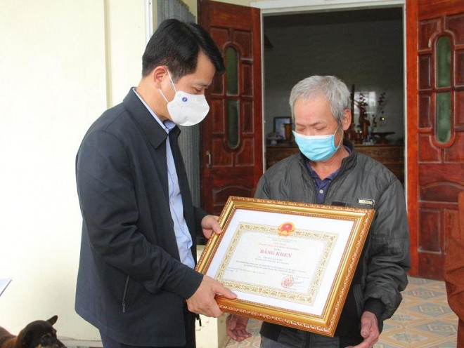 Chủ tịch Thanh Hóa tặng bằng khen thanh niên cứu bé gái trong đám cháy ở Hà Nội - 1