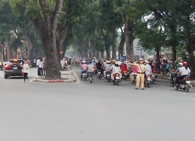 Cấm xe nhiều tuyến phố Hà Nội phục vụ chợ hoa Tết Nhâm Dần - 1