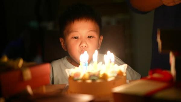 Người mẹ ở Trung Quốc đặt bánh sinh nhật thế nào mà con trai khóc thét, netizen tranh cãi? Người mẹ ở Trung Quốc đặt bánh sinh nhật thế nào mà con trai khóc thét, netizen tranh cãi?