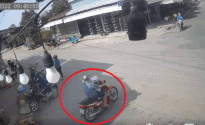 Clip: Hai xe máy va chạm giữa ngã tư cực kỳ nguy hiểm - 1