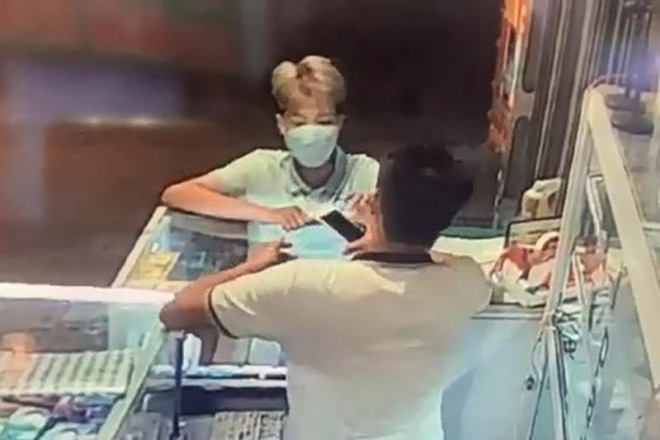 Vờ mua điện thoại, thiếu nữ cướp giật iPhone trên tay chủ tiệm - 1