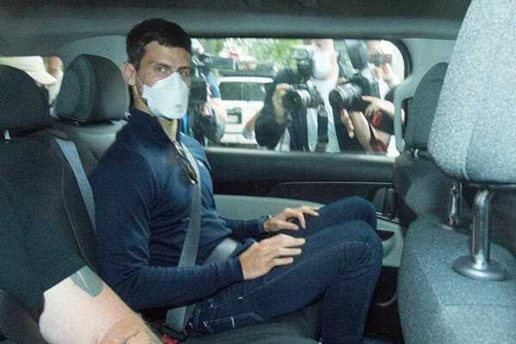 Hình ảnh mới nhất Djokovic bị trục xuất, đã lên máy bay rời khỏi Australia - 1