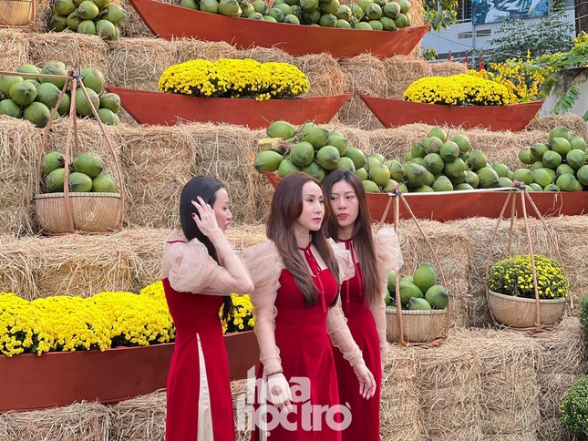 Giới trẻ TP.HCM nô nức rủ nhau diện đồ xinh xuống phố, Tết đang đến thật gần rồi! - 5