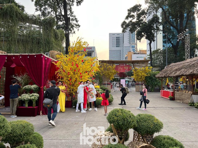 Giới trẻ TP.HCM nô nức rủ nhau diện đồ xinh xuống phố, Tết đang đến thật gần rồi! - 2